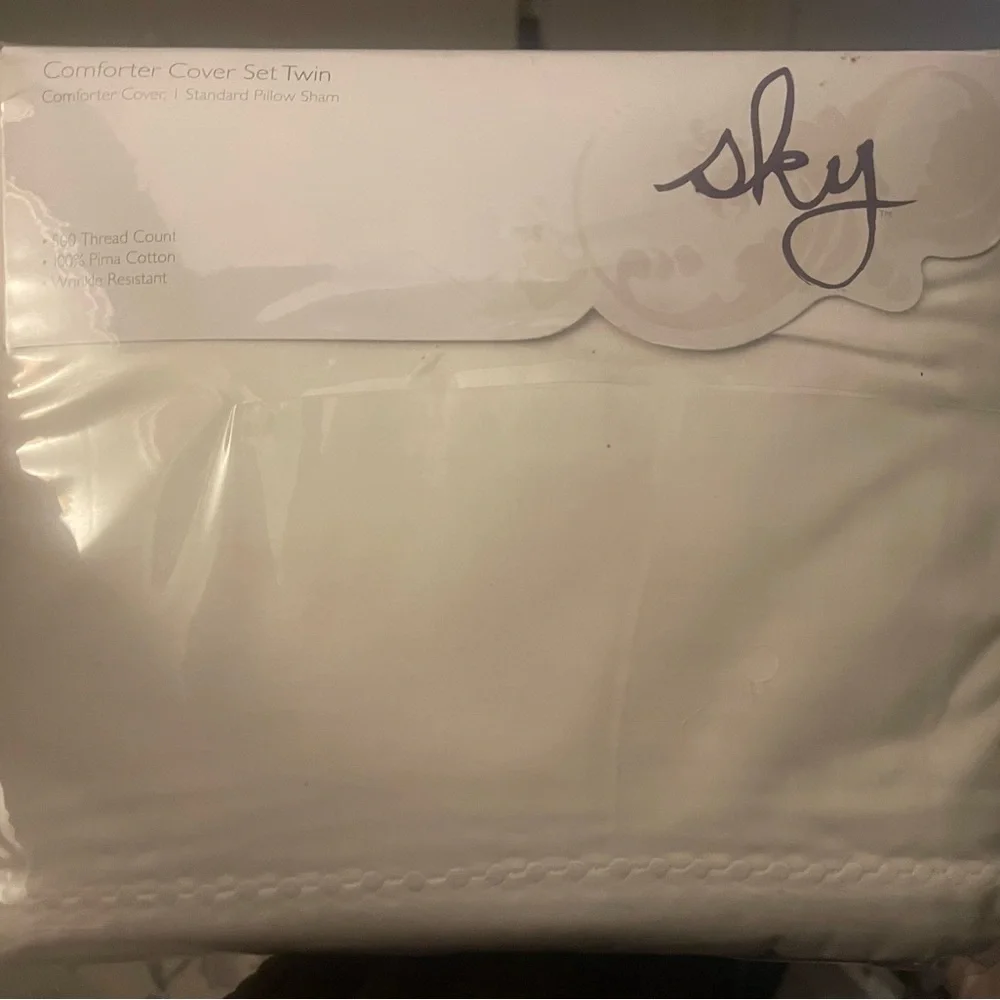 Bloomingdale’s Sky 500TC Duvet Cover Set in Twin white